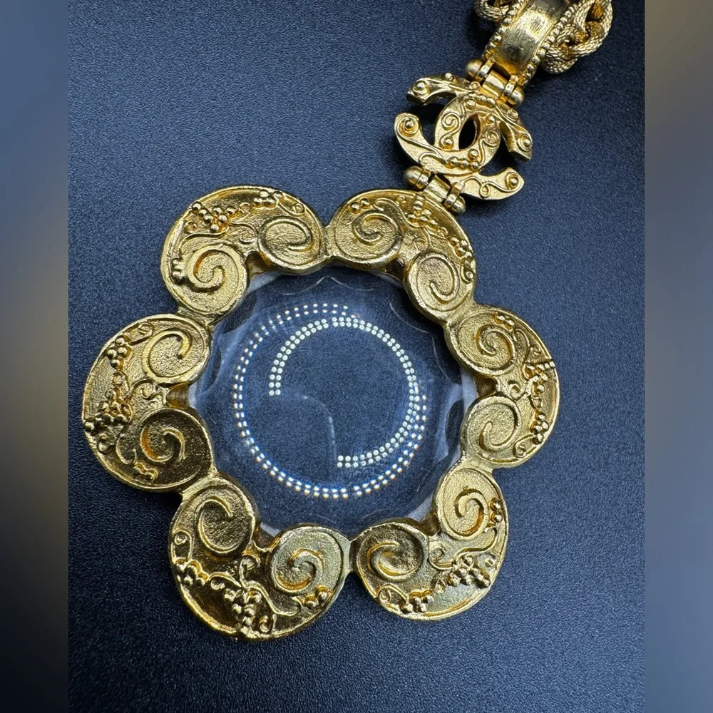 LOT 1500 24K gold plated CHANEL vintage Onyx CC magnifying Glass necklace
